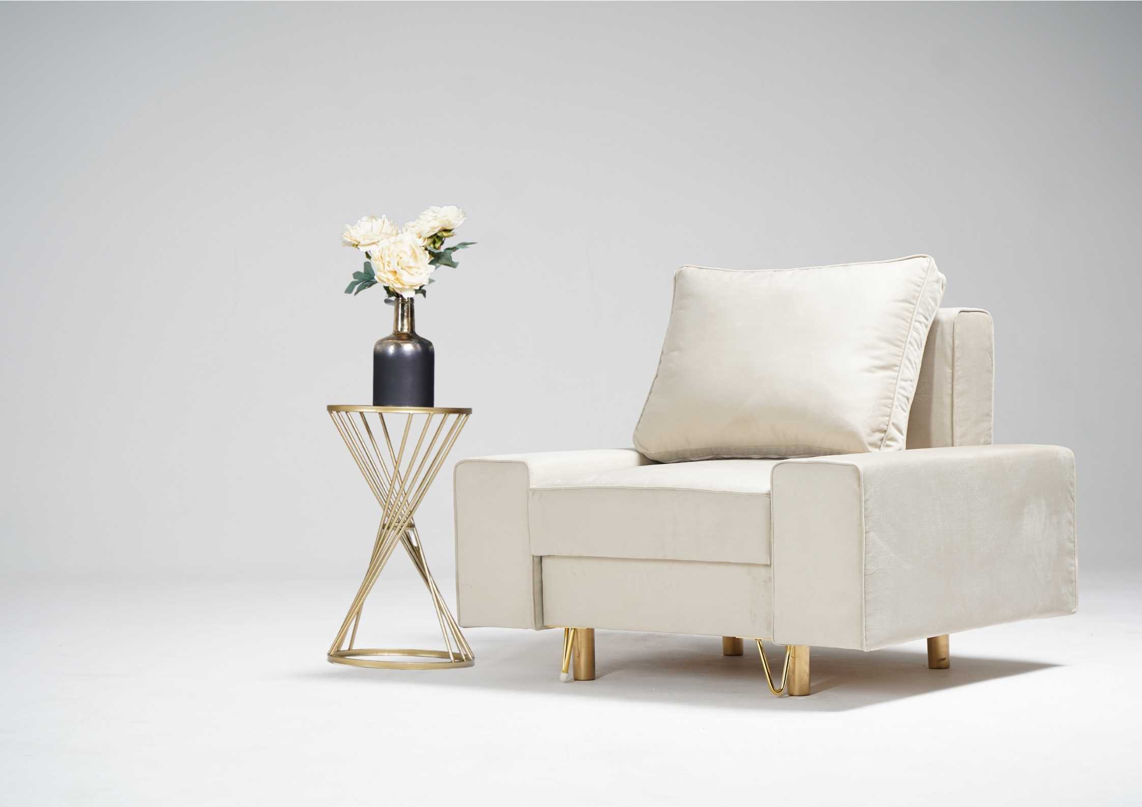 Beżowy fotel na złotych nogach